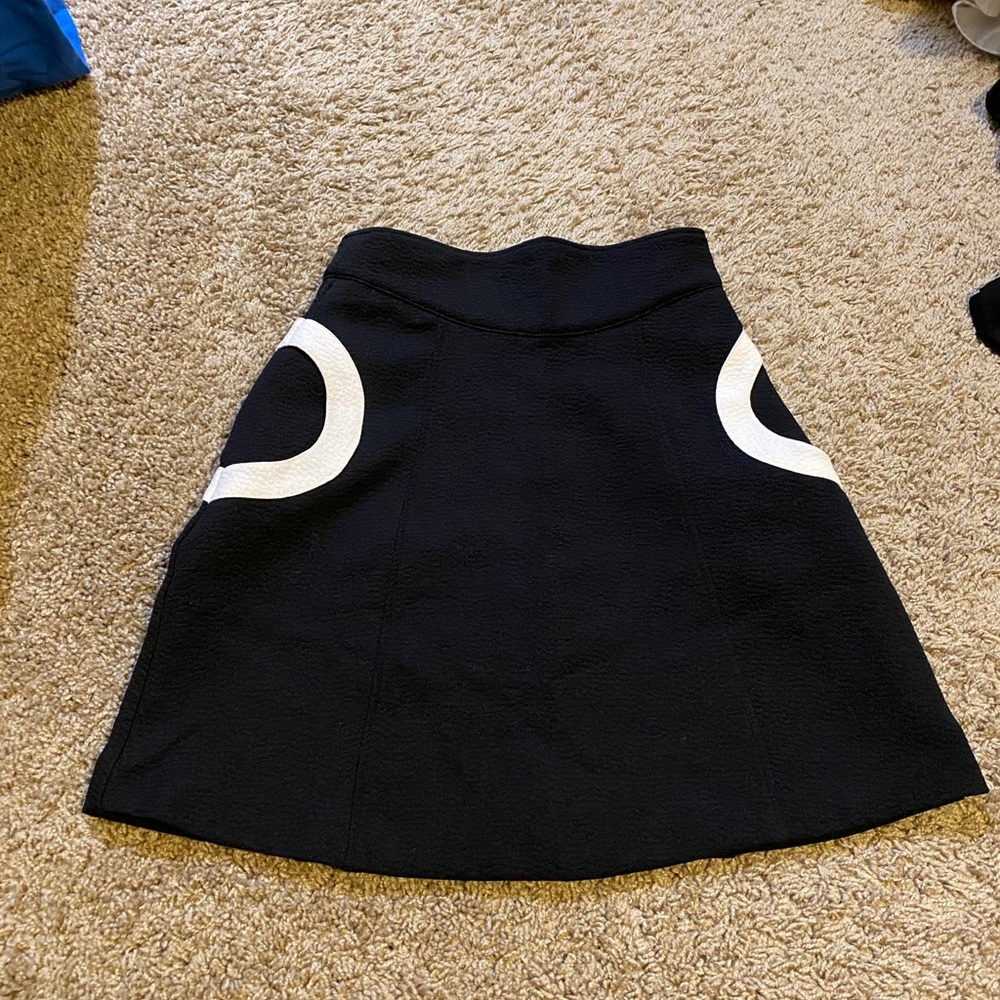 Black & white skirt with pockets!